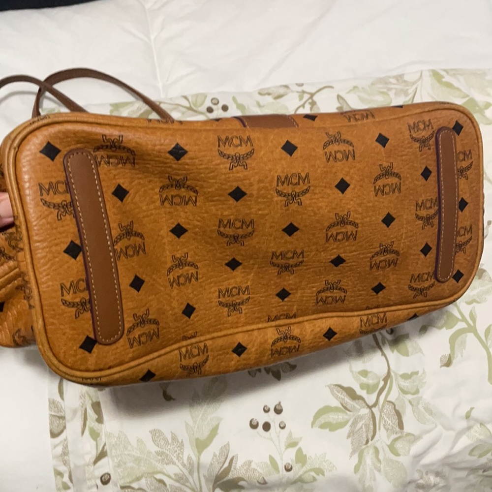 hand bag in great condition one small scratch. - Picture 3 of 7